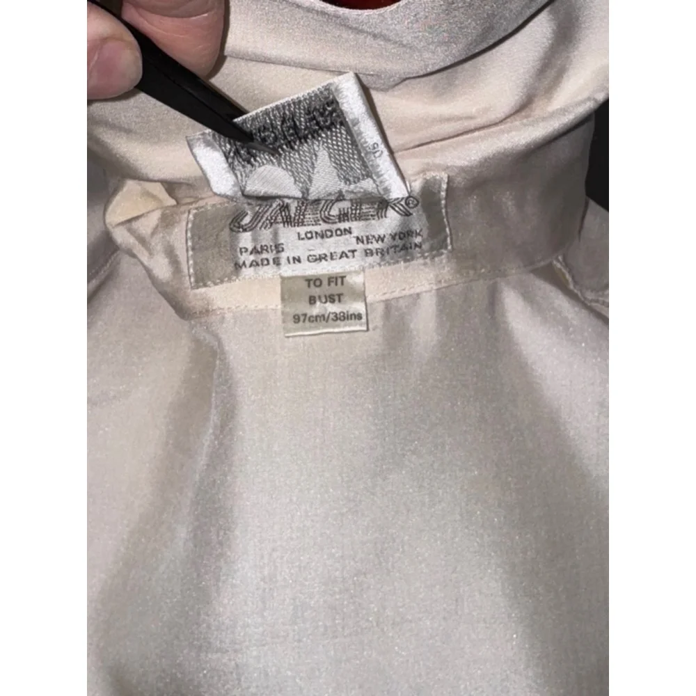 Long sleeve blouse cream colored 100% silk. To fit bust 38 inches. Yeager London - Picture 11 of 14